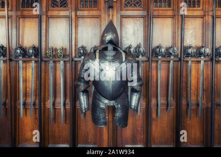 Mittelalterliche Rüstungen und Schwerter Stockfoto