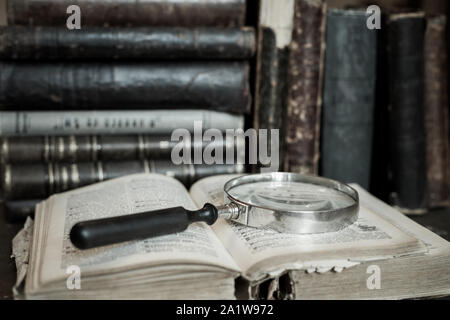 Bücher Regal mit alten Buch öffnen. Alte Leder gebunden Vintage Books Stockfoto