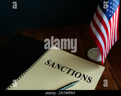Die amerikanischen Sanktionen und USA-Flagge auf dem Tisch. Stockfoto