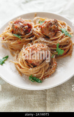 Original italienische Spaghetti mit Fleischbällchen in Tomatensauce Stockfoto