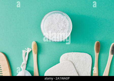 Body Care Produkte auf grüne Minze Hintergrund, flach Ansicht von oben mit der Kopie. Natürliche und umweltfreundliche Null Abfall Konzept Stockfoto