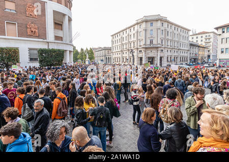 Mantova, Italien, 27. September 2019: Junge Menschen atteding das globale Klima Streik mit Banner Stockfoto