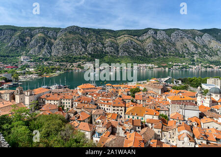 Blick über die Bucht von Kotor aus der Festung in Kotor Montenegro Stockfoto