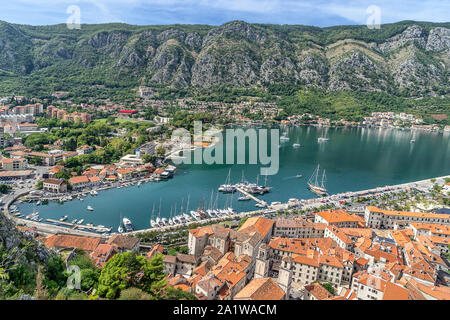 Blick über die Bucht von Kotor aus der Festung in Kotor Montenegro Stockfoto