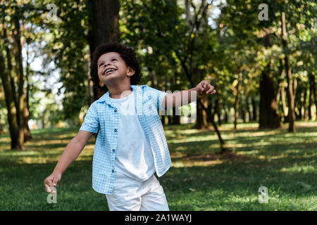 Happy african american boy in park Stockfoto
