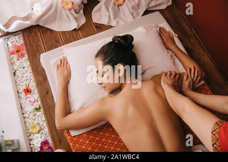 7/8-Ansicht von Masseur, Handmassage zu Frau in Spa Salon Stockfoto