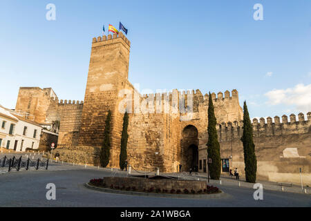 Carmona, Spanien. Die Puerta de Sevilla (Sevilla Tor), einem der monumentalen Eingang der ummauerten Stadt Carmona in Andalusien Stockfoto