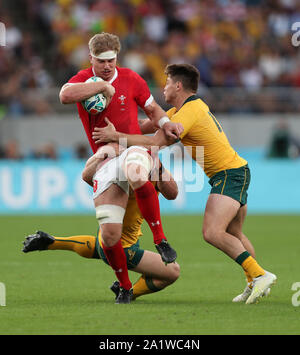 Wales' Aaron Wainwright wird durch Australiens David Pocock und James O'Connor während der 2019 Rugby World Cup Match auf der Tokyo Stadium, Japan in Angriff genommen. Stockfoto