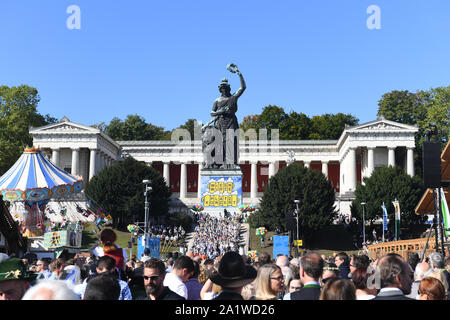 München, Deutschland. 29 Sep, 2019. Winde spielen im Konzert der Wiesenwirte vor der Bavaria Statue. Das Oktoberfest dauert bis zum 6. Oktober. Credit: Felix Hörhager/dpa/Alamy leben Nachrichten Stockfoto