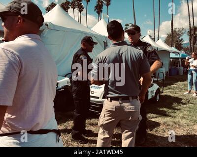 Santa Barbara, Kalifornien, USA. 28 Sep, 2019. Santa Barbara Polizei Offiziere reagierten auf einen Anruf eines Mannes in Ohnmacht fallen um 2:00 Uhr, Samstag, 28. September bei der California Bier und BBQ Festival, in der Nähe des Santa Barbara Pier und den Hafen. Der Offizier auf der Linken war auch der First Responder auf der Szene gestern, als ein Mann Selbstmord im Butterfly Beach, in Montecito, in der Nähe der Ecke der Schmetterling Lane und Kanal fahren. Credit: Amy Katz/ZUMA Draht/Alamy leben Nachrichten Stockfoto