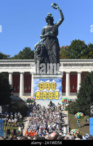 München, Deutschland. 29 Sep, 2019. Winde spielen im Konzert der Wiesenwirte vor der Bavaria Statue. Das Oktoberfest dauert bis zum 6. Oktober. Credit: Felix Hörhager/dpa/Alamy leben Nachrichten Stockfoto