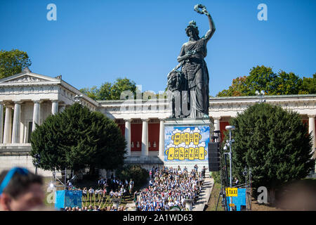 München, Deutschland. 29 Sep, 2019. Winde spielen im Konzert der Wiesenwirte vor der Bavaria Statue. Das Oktoberfest dauert bis zum 6. Oktober. Credit: Lino Mirgeler/dpa/Alamy leben Nachrichten Stockfoto