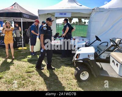 Santa Barbara, Kalifornien, USA. 28 Sep, 2019. Santa Barbara Polizei Offiziere reagierten auf einen Anruf eines Mannes in Ohnmacht fallen um 2:00 Uhr, Samstag, 28. September bei der California Bier und BBQ Festival, in der Nähe des Santa Barbara Pier und den Hafen. Kein Foul war entschlossen, und der Mann schien stabil, nach der ein Arzt besucht werden. Der Offizier in der Mitte war auch die First Responder auf der Szene gestern, als ein Mann Selbstmord im Butterfly Beach, in Montecito, in der Nähe der Ecke der Schmetterling Lane und Kanal fahren. Credit: Amy Katz/ZUMA Draht/Alamy leben Nachrichten Stockfoto