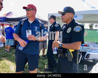 September 28, 2019, Santa Barbara, Kalifornien, USA: Santa Barbara Polizei Offiziere reagierten auf einen Anruf eines Mannes in Ohnmacht fallen um 2:00 Uhr, Samstag, 28. September bei der California Bier und BBQ Festival, in der Nähe des Santa Barbara Pier und den Hafen. Der Mann war in stabilen Zustand nach tendenziell von der Medic gemeldet. Nach Angaben der Polizei, kein Foul war offensichtlich. Der Offizier auf der rechten Seite war auch die First Responder auf der Szene gestern, als ein Mann Selbstmord im Butterfly Beach, in Montecito, in der Nähe der Ecke der Schmetterling Lane und Kanal fahren. (Bild: © Amy Katz/ZUMA Draht) Stockfoto