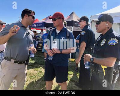 Santa Barbara, Kalifornien, USA. 28 Sep, 2019. Santa Barbara Polizei Offiziere reagierten auf einen Anruf eines Mannes in Ohnmacht fallen um 2:00 Uhr, Samstag, 28. September bei der California Bier und BBQ Festival, in der Nähe des Santa Barbara Pier und den Hafen. Der Mann war in stabilen Zustand nach dem Medic ihn behandelt. Kein Foul wurde entdeckt, teilte die Polizei mit. Der Offizier auf der rechten Seite war auch die First Responder auf der Szene gestern, als ein Mann Selbstmord im Butterfly Beach, in Montecito, in der Nähe der Ecke der Schmetterling Lane und Kanal fahren. Credit: Amy Katz/ZUMA Draht/Alamy leben Nachrichten Stockfoto