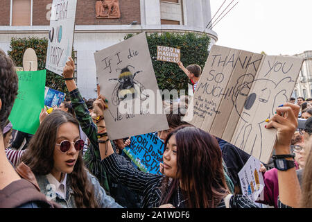 Mantova, Italien, 27. September 2019: Junge Menschen atteding das globale Klima Streik mit Banner Stockfoto