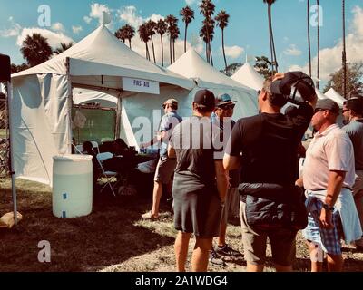 Santa Barbara, Kalifornien, USA. 28 Sep, 2019. Santa Barbara Polizei Offiziere reagierten auf einen Anruf eines Mannes in Ohnmacht fallen um 2:00 Uhr, Samstag, 28. September bei der California Bier und BBQ Festival, in der Nähe des Santa Barbara Pier und den Hafen. Der Mann war in stabilen Zustand nach dem Medic zu ihm besucht. Der Offizier auf der rechten Seite war auch die First Responder auf der Szene gestern, als ein Mann Selbstmord im Butterfly Beach, in Montecito, in der Nähe der Ecke der Schmetterling Lane und Kanal fahren. Credit: Amy Katz/ZUMA Draht/Alamy leben Nachrichten Stockfoto