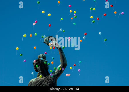 München, Deutschland. 29 Sep, 2019. Luftballons steigen auf das Konzert der Wiesenwirte oberhalb der Bavaria. Das Oktoberfest dauert bis zum 6. Oktober. Credit: Lino Mirgeler/dpa/Alamy leben Nachrichten Stockfoto