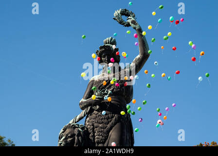 München, Deutschland. 29 Sep, 2019. Luftballons steigen auf das Konzert der Wiesenwirte oberhalb der Bavaria. Das Oktoberfest dauert bis zum 6. Oktober. Credit: Lino Mirgeler/dpa/Alamy leben Nachrichten Stockfoto