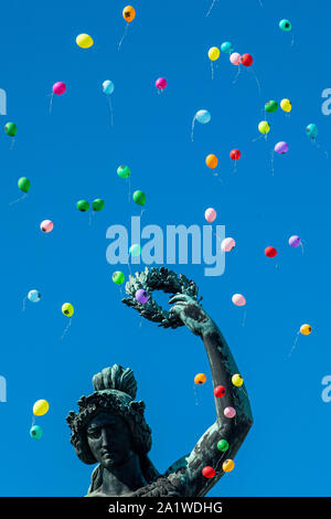 München, Deutschland. 29 Sep, 2019. Luftballons steigen auf das Konzert der Wiesenwirte oberhalb der Bavaria. Das Oktoberfest dauert bis zum 6. Oktober. Credit: Lino Mirgeler/dpa/Alamy leben Nachrichten Stockfoto