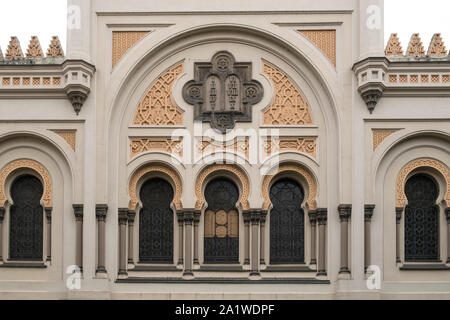 Architektonische äußere der Spanischen Synagoge, die im maurischen Erweckungsbewegung Stil gebaut, und jetzt als Museum, Altstadt, Prag, Tschechische Republik. Stockfoto