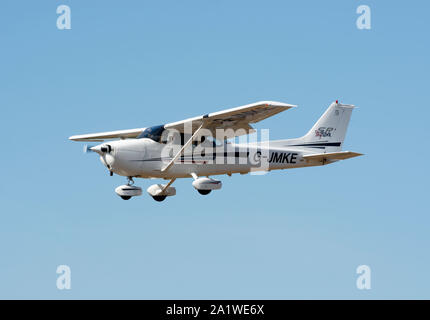 Cessna 172S Skyhawk Landung am Flugplatz Wellesbourne, Warwickshire, Großbritannien (G-Jmke) Stockfoto