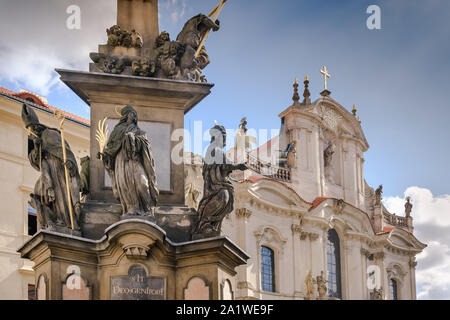 Spalte der Heiligen Dreifaltigkeit Skulpturen und St.-Nikolaus-Kirche, Prager Kleinseite, Mala Strana, Prag, Tschechische Republik Stockfoto