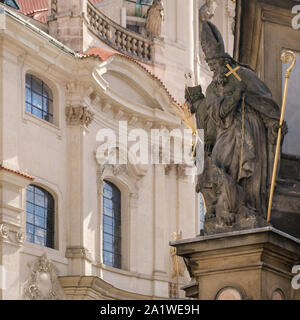 Ein Abschnitt der Säule der Heiligen Dreifaltigkeit Skulpturen und St.-Nikolaus-Kirche, Prager Kleinseite, Mala Strana, Prag, Tschechische Republik Stockfoto