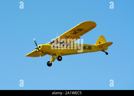 Piper PA Super Cub -18-135 Landung am Flugplatz Wellesbourne, Warwickshire, Großbritannien (G-BKJB) Stockfoto
