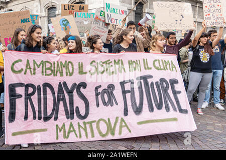 Mantova, Italien, 27. September 2019: Junge Menschen atteding das globale Klima Streik mit Banner Stockfoto