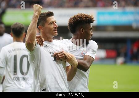 Paderborn, Deutschland. 28 Sep, 2019. firo: 28.09.2019 Fußball, 2019/2020 1. Bundesliga: SC Paderborn - FC Bayern München, Muenchen 2:3 Robert Lewandowski Jubel nach seinem Ziel zu 3:1 mit Kingsley Coman | Verwendung der weltweiten Kredit: dpa/Alamy leben Nachrichten Stockfoto