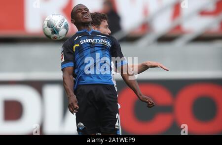 Paderborn, Deutschland. 28 Sep, 2019. firo: 28.09.2019 Fußball, 2019/2020 1. Bundesliga: SC Paderborn - FC Bayern München 2:3 Christopher Antwi-Adjei, Duellen | Quelle: dpa/Alamy leben Nachrichten Stockfoto