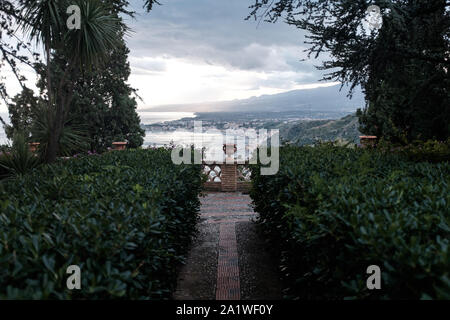 Blick auf Taormina, Sizilien, von der Terrasse bei Sonnenuntergang Stockfoto