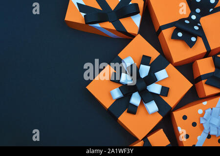 Flach Hintergrund mit Orange, Schwarz und Weiß saisonal Paper Craft Halloween Geschenkboxen Stockfoto