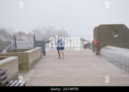 Dymchurch, Kent, Großbritannien. 29 Sep, 2019. UK Wetter: Umweltagentur Warnung: Küste von Folkestone zu St Mary's Bay Überschwemmung gerechnet - sofortiges Handeln erforderlich. Diese Flut Warnung hat aufgrund der hohen Gezeiten erwartet Küstenorte in diesem Bereich zu beeinträchtigen. Überschwemmung wird erwartet, mindestens zwei Stunden vor oder nach der Flut, zwischen 10:15 Uhr und 2:15 Uhr am Sonntag, den 29. September 2019. Hochwasser ist Prognose Standorte zu beeinflussen, in der Nähe der Küste in diesem Bereich, insbesondere rund um die St. Mary's Bay, Dymchurch und Hythe. © Paul Lawrenson 2019, Foto: Paul Lawrenson/Alamy leben Nachrichten Stockfoto