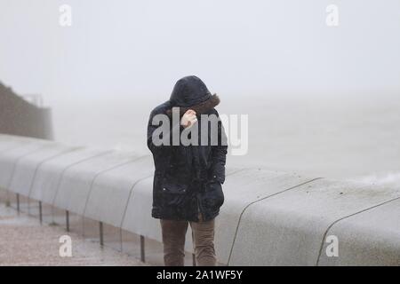 Dymchurch, Kent, Großbritannien. 29 Sep, 2019. UK Wetter: Umweltagentur Warnung: Küste von Folkestone zu St Mary's Bay Überschwemmung gerechnet - sofortiges Handeln erforderlich. Diese Flut Warnung hat aufgrund der hohen Gezeiten erwartet Küstenorte in diesem Bereich zu beeinträchtigen. Überschwemmung wird erwartet, mindestens zwei Stunden vor oder nach der Flut, zwischen 10:15 Uhr und 2:15 Uhr am Sonntag, den 29. September 2019. Hochwasser ist Prognose Standorte zu beeinflussen, in der Nähe der Küste in diesem Bereich, insbesondere rund um die St. Mary's Bay, Dymchurch und Hythe. © Paul Lawrenson 2019, Foto: Paul Lawrenson/Alamy leben Nachrichten Stockfoto