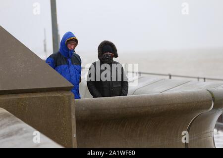 Dymchurch, Kent, Großbritannien. 29 Sep, 2019. UK Wetter: Umweltagentur Warnung: Küste von Folkestone zu St Mary's Bay Überschwemmung gerechnet - sofortiges Handeln erforderlich. Diese Flut Warnung hat aufgrund der hohen Gezeiten erwartet Küstenorte in diesem Bereich zu beeinträchtigen. Überschwemmung wird erwartet, mindestens zwei Stunden vor oder nach der Flut, zwischen 10:15 Uhr und 2:15 Uhr am Sonntag, den 29. September 2019. Hochwasser ist Prognose Standorte zu beeinflussen, in der Nähe der Küste in diesem Bereich, insbesondere rund um die St. Mary's Bay, Dymchurch und Hythe. © Paul Lawrenson 2019, Foto: Paul Lawrenson/Alamy leben Nachrichten Stockfoto