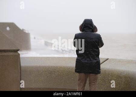 Dymchurch, Kent, Großbritannien. 29 Sep, 2019. UK Wetter: Umweltagentur Warnung: Küste von Folkestone zu St Mary's Bay Überschwemmung gerechnet - sofortiges Handeln erforderlich. Diese Flut Warnung hat aufgrund der hohen Gezeiten erwartet Küstenorte in diesem Bereich zu beeinträchtigen. Überschwemmung wird erwartet, mindestens zwei Stunden vor oder nach der Flut, zwischen 10:15 Uhr und 2:15 Uhr am Sonntag, den 29. September 2019. Hochwasser ist Prognose Standorte zu beeinflussen, in der Nähe der Küste in diesem Bereich, insbesondere rund um die St. Mary's Bay, Dymchurch und Hythe. © Paul Lawrenson 2019, Foto: Paul Lawrenson/Alamy leben Nachrichten Stockfoto