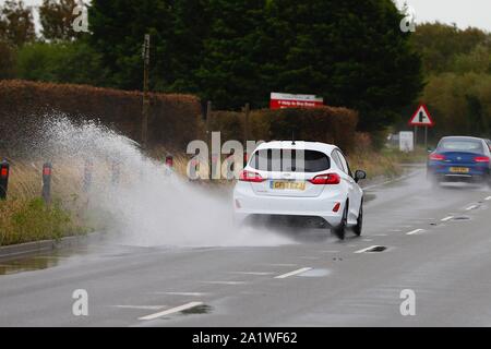 Dymchurch, Kent, Großbritannien. 29 Sep, 2019. UK Wetter: Umweltagentur Warnung: Küste von Folkestone zu St Mary's Bay Überschwemmung gerechnet - sofortiges Handeln erforderlich. Diese Flut Warnung hat aufgrund der hohen Gezeiten erwartet Küstenorte in diesem Bereich zu beeinträchtigen. Überschwemmung wird erwartet, mindestens zwei Stunden vor oder nach der Flut, zwischen 10:15 Uhr und 2:15 Uhr am Sonntag, den 29. September 2019. Hochwasser ist Prognose Standorte zu beeinflussen, in der Nähe der Küste in diesem Bereich, insbesondere rund um die St. Mary's Bay, Dymchurch und Hythe. Große Pools von Regenwasser Abdeckung der A259 Straße Richtung Dymch Stockfoto