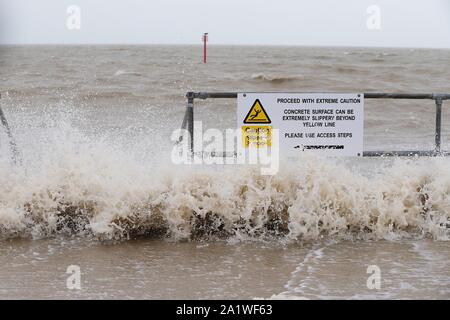Dymchurch, Kent, Großbritannien. 29 Sep, 2019. UK Wetter: Umweltagentur Warnung: Küste von Folkestone zu St Mary's Bay Überschwemmung gerechnet - sofortiges Handeln erforderlich. Diese Flut Warnung hat aufgrund der hohen Gezeiten erwartet Küstenorte in diesem Bereich zu beeinträchtigen. Überschwemmung wird erwartet, mindestens zwei Stunden vor oder nach der Flut, zwischen 10:15 Uhr und 2:15 Uhr am Sonntag, den 29. September 2019. Hochwasser ist Prognose Standorte zu beeinflussen, in der Nähe der Küste in diesem Bereich, insbesondere rund um die St. Mary's Bay, Dymchurch und Hythe. © Paul Lawrenson 2019, Foto: Paul Lawrenson/Alamy leben Nachrichten Stockfoto