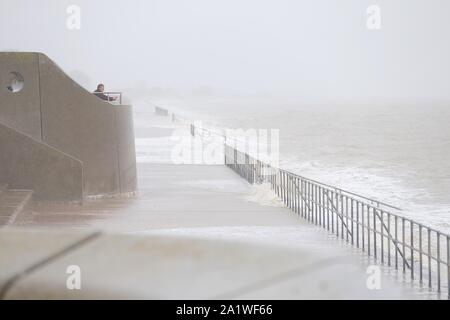 Dymchurch, Kent, Großbritannien. 29 Sep, 2019. UK Wetter: Umweltagentur Warnung: Küste von Folkestone zu St Mary's Bay Überschwemmung gerechnet - sofortiges Handeln erforderlich. Diese Flut Warnung hat aufgrund der hohen Gezeiten erwartet Küstenorte in diesem Bereich zu beeinträchtigen. Überschwemmung wird erwartet, mindestens zwei Stunden vor oder nach der Flut, zwischen 10:15 Uhr und 2:15 Uhr am Sonntag, den 29. September 2019. Hochwasser ist Prognose Standorte zu beeinflussen, in der Nähe der Küste in diesem Bereich, insbesondere rund um die St. Mary's Bay, Dymchurch und Hythe. © Paul Lawrenson 2019, Foto: Paul Lawrenson/Alamy leben Nachrichten Stockfoto