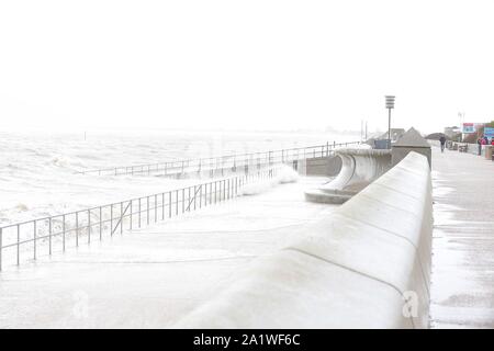 Dymchurch, Kent, Großbritannien. 29 Sep, 2019. UK Wetter: Umweltagentur Warnung: Küste von Folkestone zu St Mary's Bay Überschwemmung gerechnet - sofortiges Handeln erforderlich. Diese Flut Warnung hat aufgrund der hohen Gezeiten erwartet Küstenorte in diesem Bereich zu beeinträchtigen. Überschwemmung wird erwartet, mindestens zwei Stunden vor oder nach der Flut, zwischen 10:15 Uhr und 2:15 Uhr am Sonntag, den 29. September 2019. Hochwasser ist Prognose Standorte zu beeinflussen, in der Nähe der Küste in diesem Bereich, insbesondere rund um die St. Mary's Bay, Dymchurch und Hythe. © Paul Lawrenson 2019, Foto: Paul Lawrenson/Alamy leben Nachrichten Stockfoto