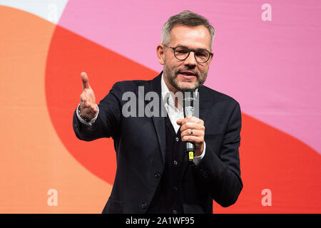 Troisdorf, Deutschland. 29 Sep, 2019. Michael Roth spricht auf Mitglieder der Partei bei der SPD-Regionalkonferenz der Kandidaten für den Parteivorsitz auf der Bühne zu präsentieren. Credit: Marius Becker/dpa/Alamy leben Nachrichten Stockfoto