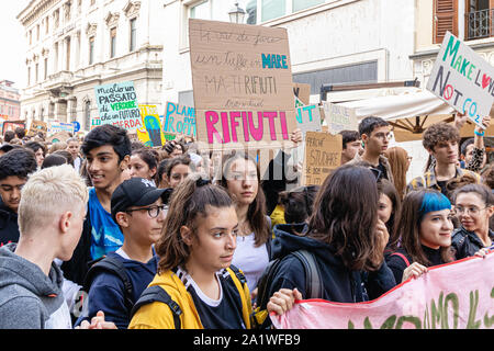 Mantova, Italien, 27. September 2019: Junge Menschen atteding das globale Klima Streik mit Banner Stockfoto