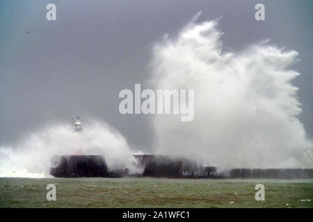 Newhaven, East Sussex, UK. 29. September 2019. Starke Winde bringen große Wellen zu Newhaven Hafen, East Sussex, vor mehr wechselhafter Witterung in dieser Woche. © Peter Cripps/Alamy leben Nachrichten Stockfoto