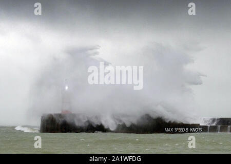 Newhaven, East Sussex, UK. 29. September 2019. Starke Winde bringen große Wellen zu Newhaven Hafen, East Sussex, vor mehr wechselhafter Witterung in dieser Woche. © Peter Cripps/Alamy leben Nachrichten Stockfoto