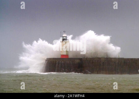 Newhaven, East Sussex, UK. 29. September 2019. Starke Winde bringen große Wellen zu Newhaven Hafen, East Sussex, vor mehr wechselhafter Witterung in dieser Woche. © Peter Cripps/Alamy leben Nachrichten Stockfoto