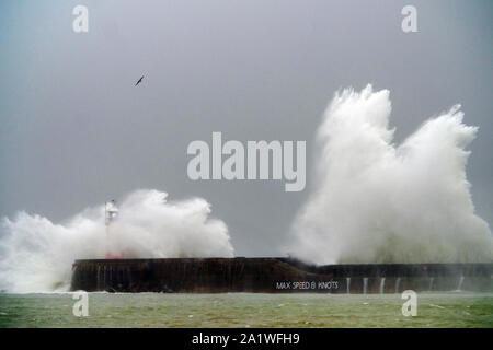 Newhaven, East Sussex, UK. 29. September 2019. Starke Winde bringen große Wellen zu Newhaven Hafen, East Sussex, vor mehr wechselhafter Witterung in dieser Woche. © Peter Cripps/Alamy leben Nachrichten Stockfoto