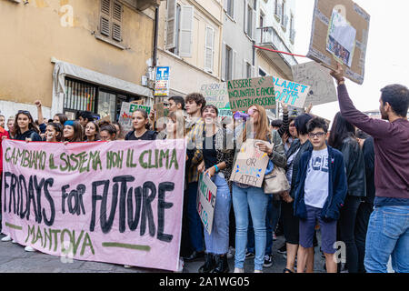 Mantova, Italien, 27. September 2019: Junge Menschen atteding das globale Klima Streik mit Banner Stockfoto