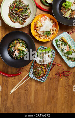 Ansicht von oben Hintergrund der köstliche asiatische Lebensmittel auf hölzernen Tisch dekoriert mit Chili, Kopie Raum Stockfoto